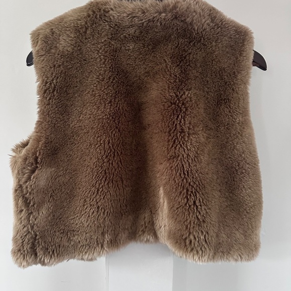 *$5 CLEARANCE** Faux Fur cropped vest Taupe colour Lined small - Picture 2 of 5